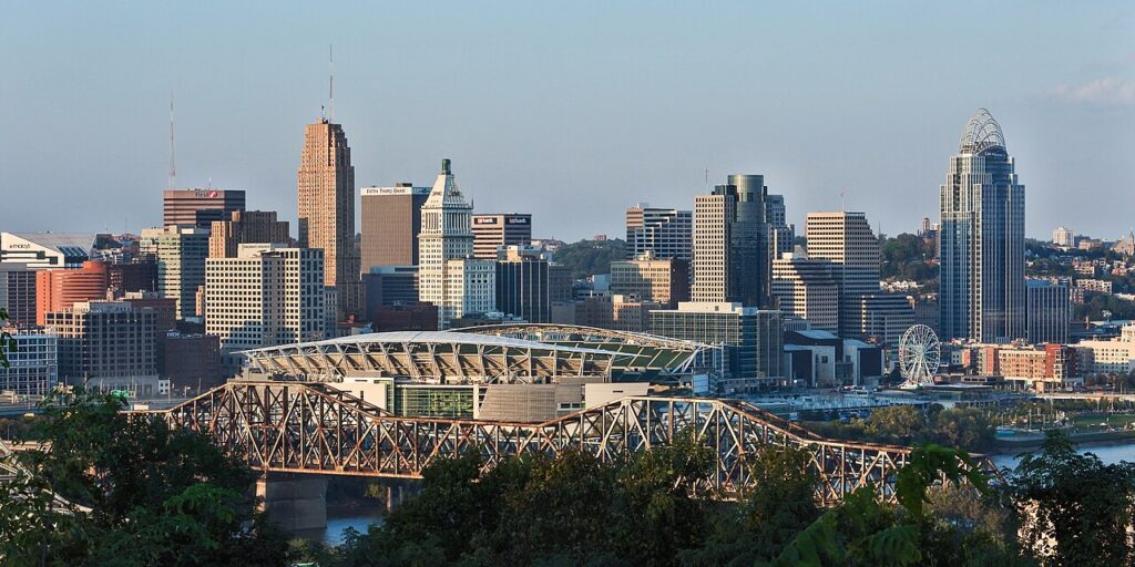 Downtown Cincinnati viewed from Devou Park (cropped)