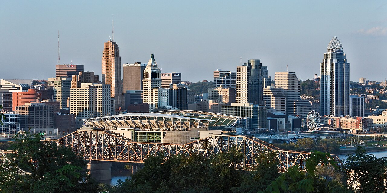 Downtown Cincinnati viewed from Devou Park (cropped)