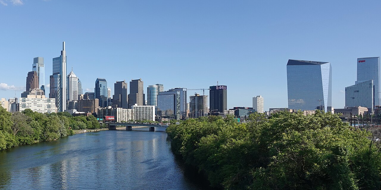 Philadelphia skyline 20240528 (cropped 2-1)